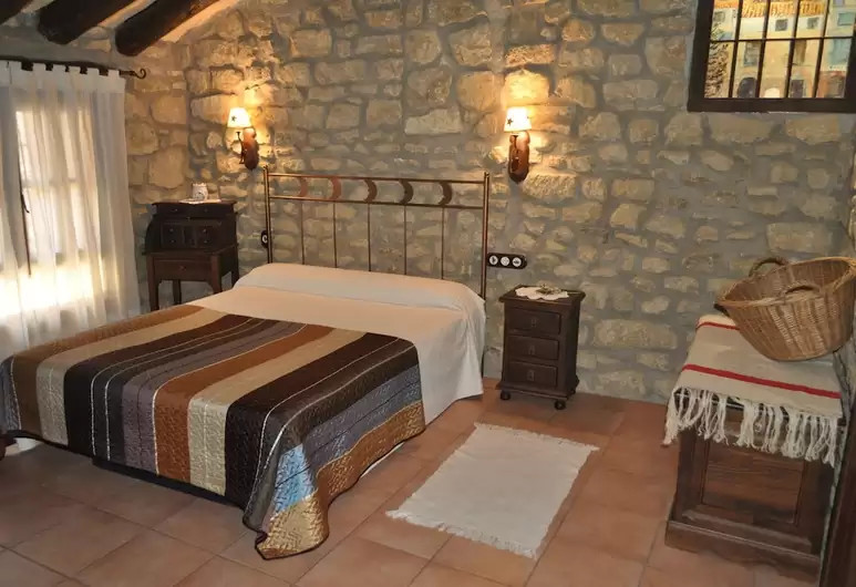 habitación con una cama doble y baño