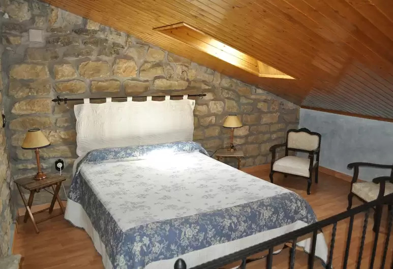 habitación con una cama doble y baño