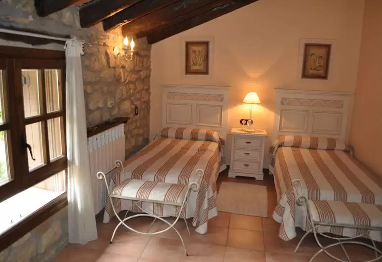 habitación con dos camas individuales y baño